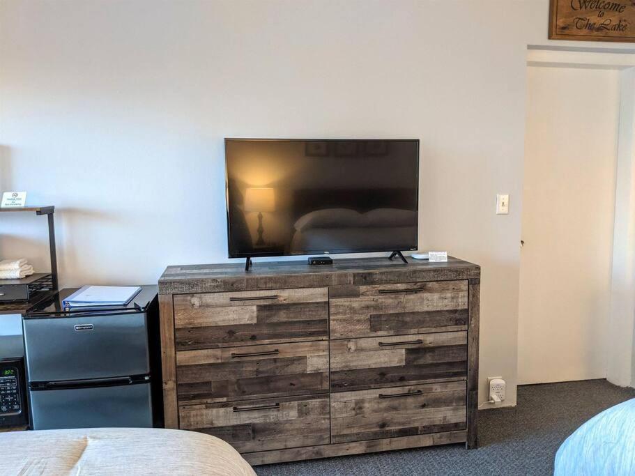 לקוניה Cute Lower Level Cedar Lodge Room With Balcony & Lake Views! מראה חיצוני תמונה