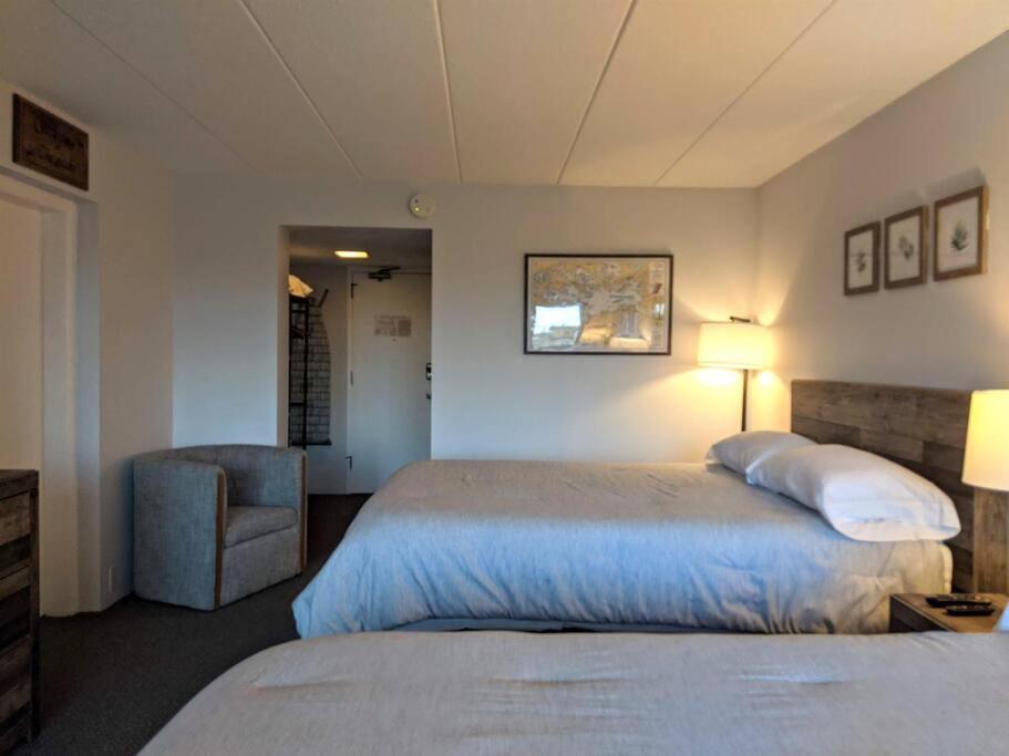 לקוניה Cute Lower Level Cedar Lodge Room With Balcony & Lake Views! מראה חיצוני תמונה