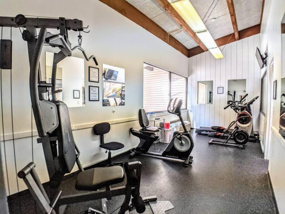 לקוניה Cute Lower Level Cedar Lodge Room With Balcony & Lake Views! מראה חיצוני תמונה