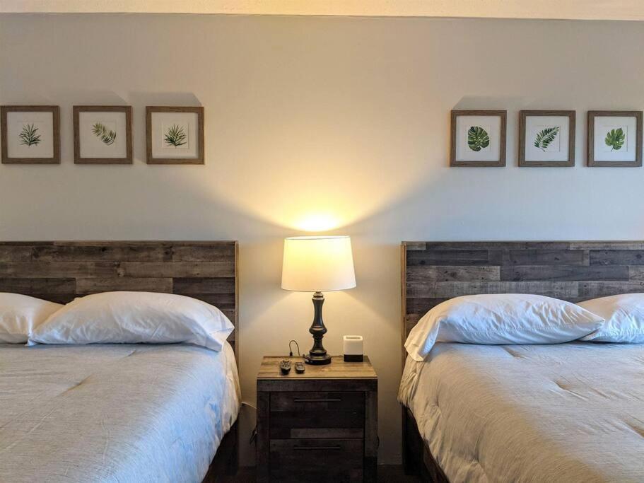 לקוניה Cute Lower Level Cedar Lodge Room With Balcony & Lake Views! מראה חיצוני תמונה