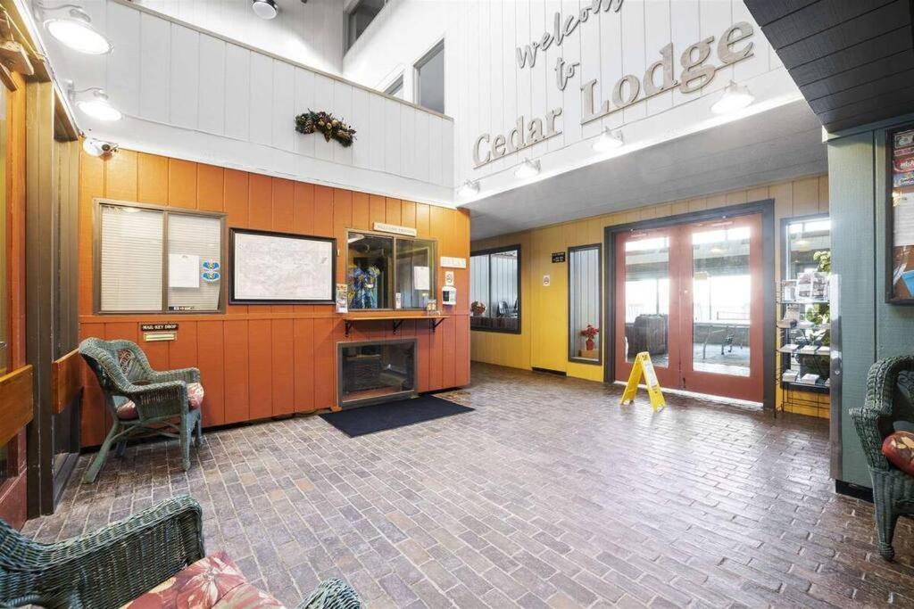 לקוניה Cute Lower Level Cedar Lodge Room With Balcony & Lake Views! מראה חיצוני תמונה