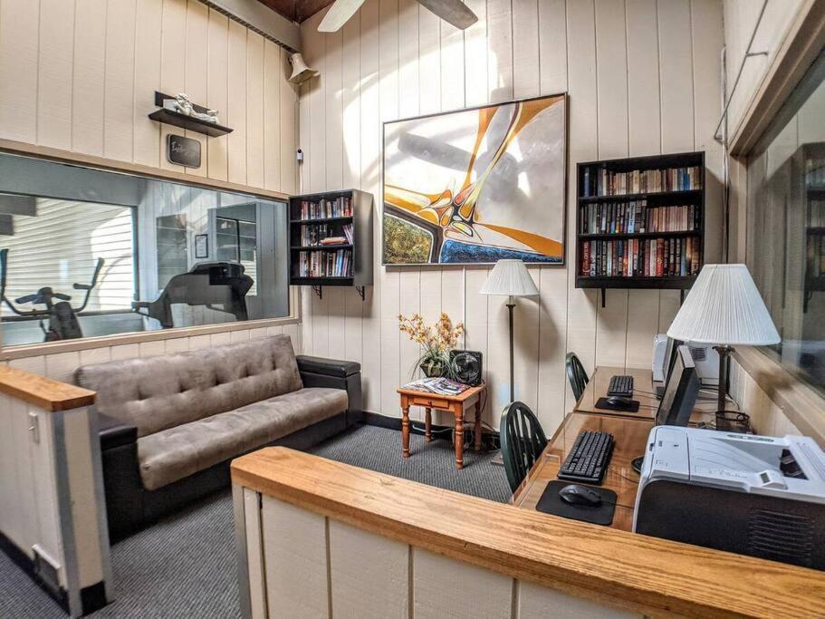 לקוניה Cute Lower Level Cedar Lodge Room With Balcony & Lake Views! מראה חיצוני תמונה